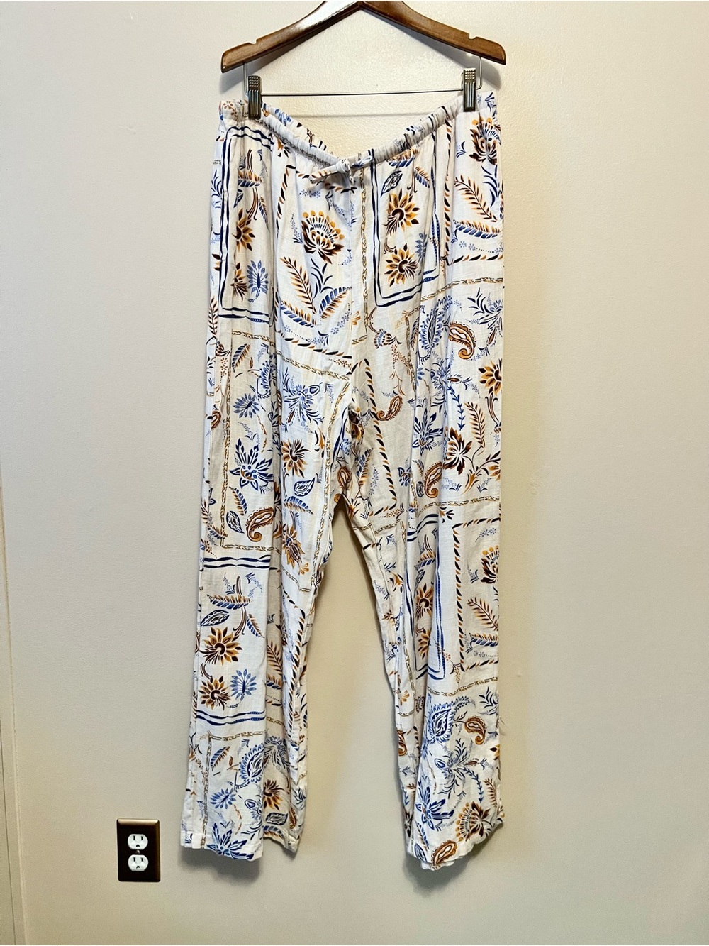 Sincerely Jules Cream Wide-Leg Pull-On Pants with Blue & Brown Floral Print